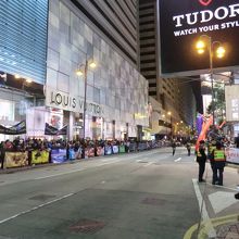 廣東道の風景（パレード前で交通規制中）