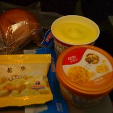 機内食でデザートにアイスが出た