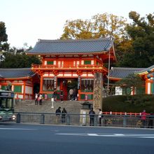 鳥居前は交通量が多い