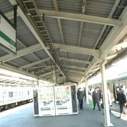 中央出入り口は東口
