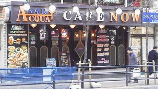 木目調の店内なのが・・・「BAR ACQUA (高田馬場店)」 