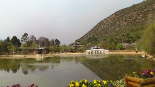 麗江古城から歩いて行ける、水面に映る景色が美しい