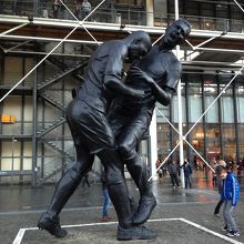 ワールドカップのジダンの頭突きの像らしいです