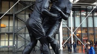 ジダンの像が設置されています