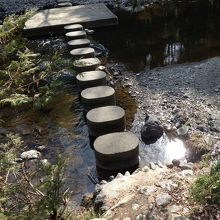 飛び石を踏み外さないよう気をつけて！
