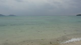 遠浅でエメラルドグリーンのビーチ