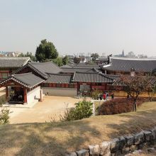 左側、飛び出たような屋根付き白い壁の東屋です