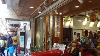 赤いクラシックカーが目を引きます