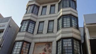 出窓をあしらった外観が目を引きます