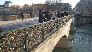 カラフルに見える橋、その正体は…