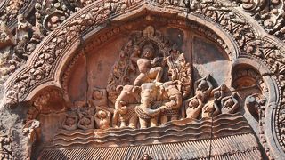 繊細な彫刻が美しい