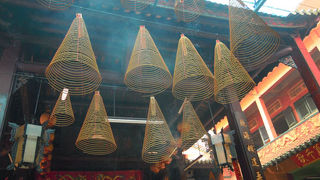 うずまき線香がたくさん、神秘的な雰囲気