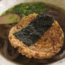 黒影米うどん（上の八穀米せんべいがおいしいです）