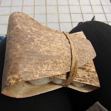 竹の皮に包まれた塩むすび