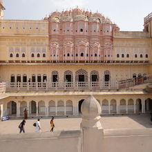 建物の裏（中？）の景色