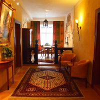 館内の調度品は重厚な雰囲気。