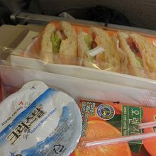 2010/8/17 ＯＺ１１２便（仁川→関空）機内食