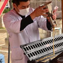 屋台の中には懐かしい、ベビーカスティラを作っている場所に遭遇