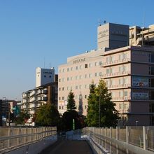 駅からの歩道橋、まっすぐ。