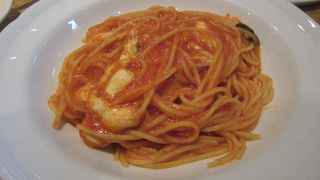 トマトとモッツァレラのパスタ。