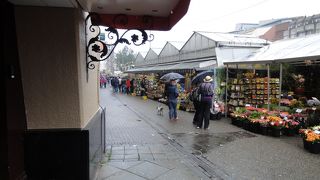 雨のせいか客足は鈍い