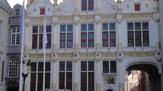 精緻な木のレリーフが彫り込まれた「カール５世の暖炉」