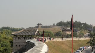 水原華城城壁　東北にある火砲台