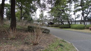 巨大な石垣にある門