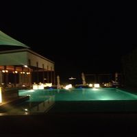 レストランとプール