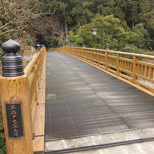 旧東海道を歩いて田村神社に入ります（H17年に橋が完成）