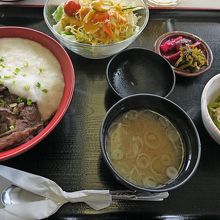 由利牛とろろ丼800円　サラダ350円