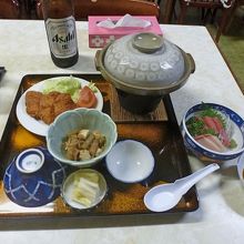 夕食　ビール大瓶がうれしい