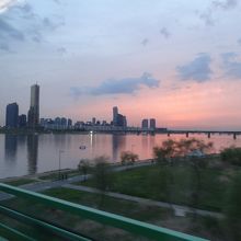 KORAILから見た汝矣島の夕景、一番高いのが63ビル