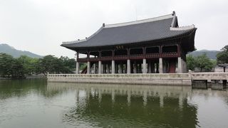 四角い池に浮かぶ大きな宴会場