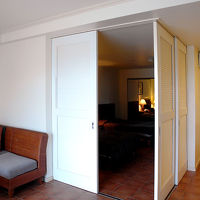 コンドミニアム　リビングとベッドルームのスライディングドア