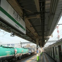 隣の線には貨物が。横浜線ホーム