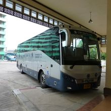 空港へ向かうバス（２０分前に乗車が始まった）