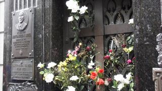 必見はエビータの墓