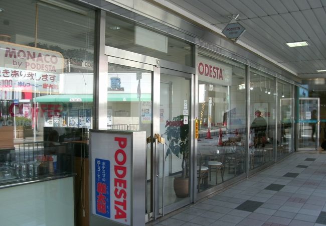 阪急桂駅の改札口を出てすぐ