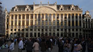 正面から見ると大きなひとつの建物だが内部はいくつかの館に