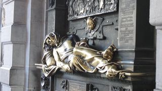 セルクラースの足下の「犬の頭」を