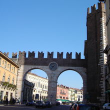 旧市街の入り口ブラ門