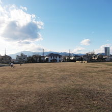 遠くには大山および丹沢山塊が見えます