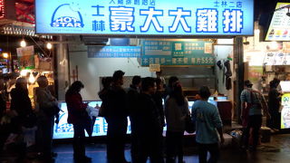 油っぽいし、癖がある。でも、なかなか忘れられないこの魅力　…　台北滞在中に一度は口にしたくなる