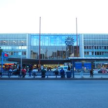 駅舎外観。ガラスの箱じゃないですかーやだー