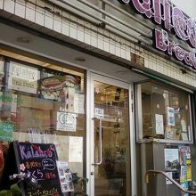 あまりパン屋さんらしくない外観です。