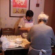 開店直後は店の奥の方で餃子を包んでいました。