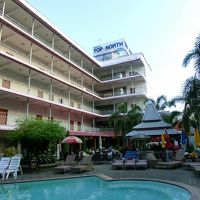 旧館とプール。奥が屋外レストラン。