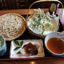 野草天そばと深大寺ビールで2250円もしました