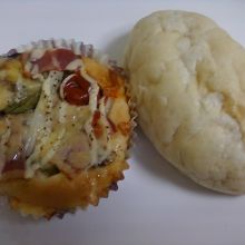 春のピザパンと塩パンです。